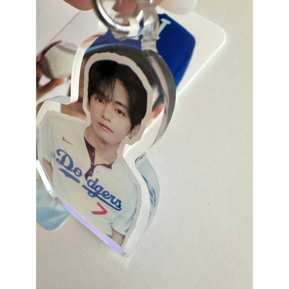 V BTS Dodgers LA Baseball Keychain Kpop Bias Taehyung Army Photo - Picture 2 of 2